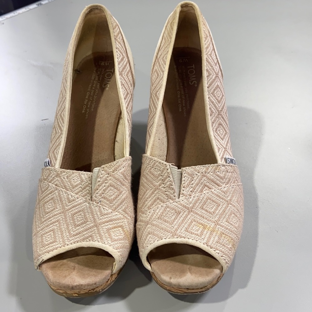 TOMS  Woman’s  Plataform size 9w cream and tan.